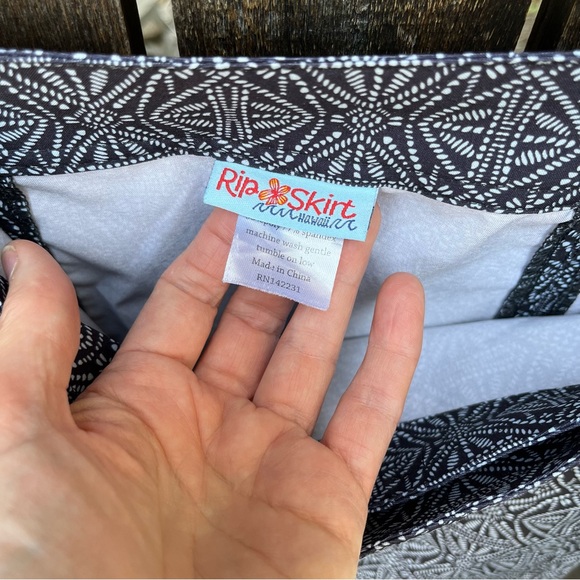 Rip Skirt Hawaii Cover Up Activewear Wrap Skirt In Black Pearl Batik Sz Medium - Picture 3 of 11